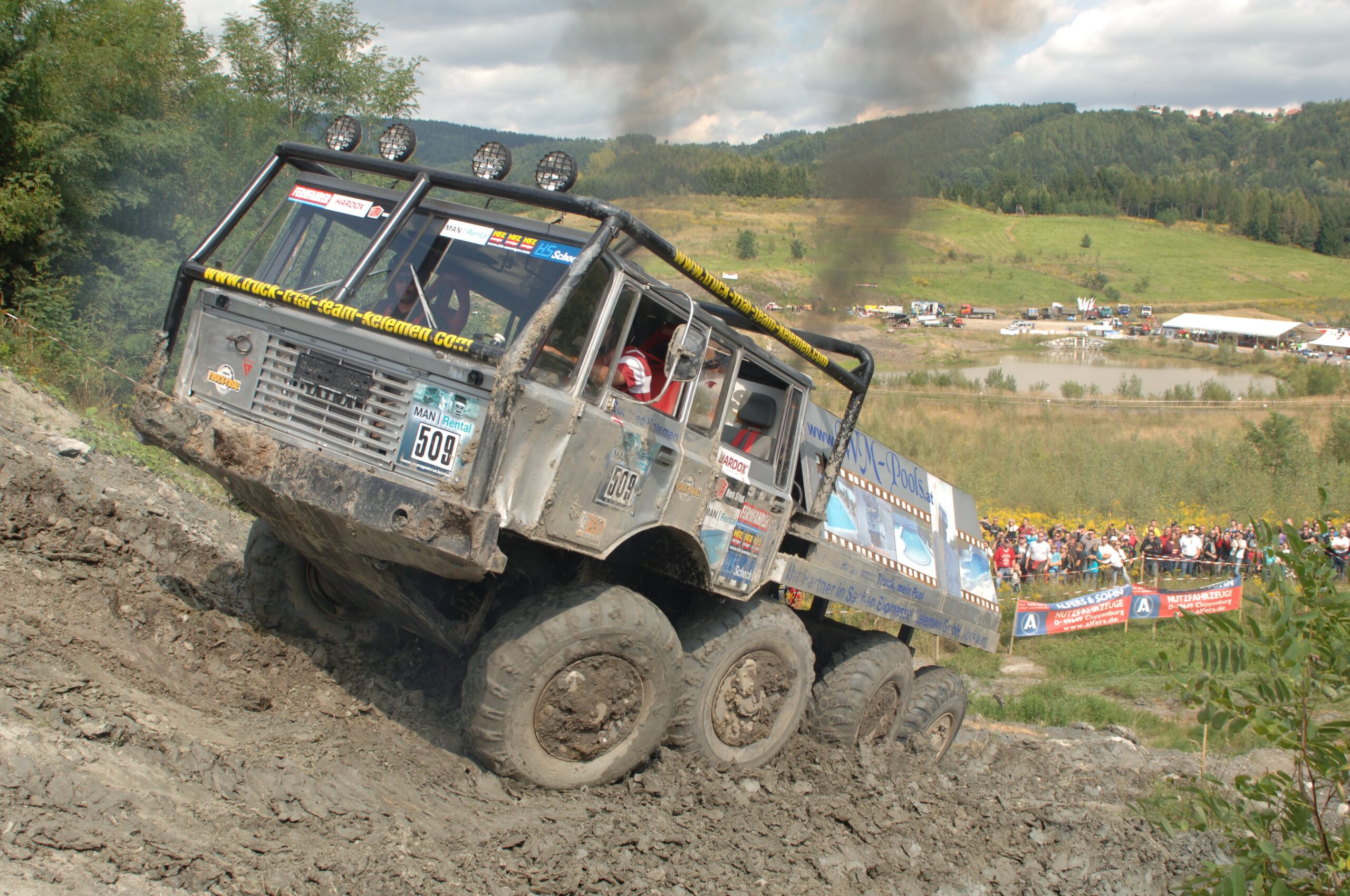 Tatra 813 překonává strmý terénní zlom s extrémně vykloněnými nápravami