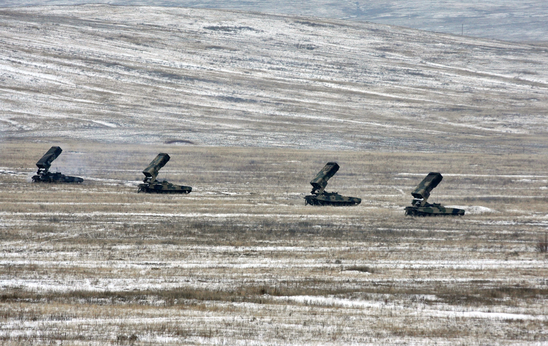 Pohled na vyzdvižený odpalovač raketometu TOS-1A Solncepjok v palebném postavení