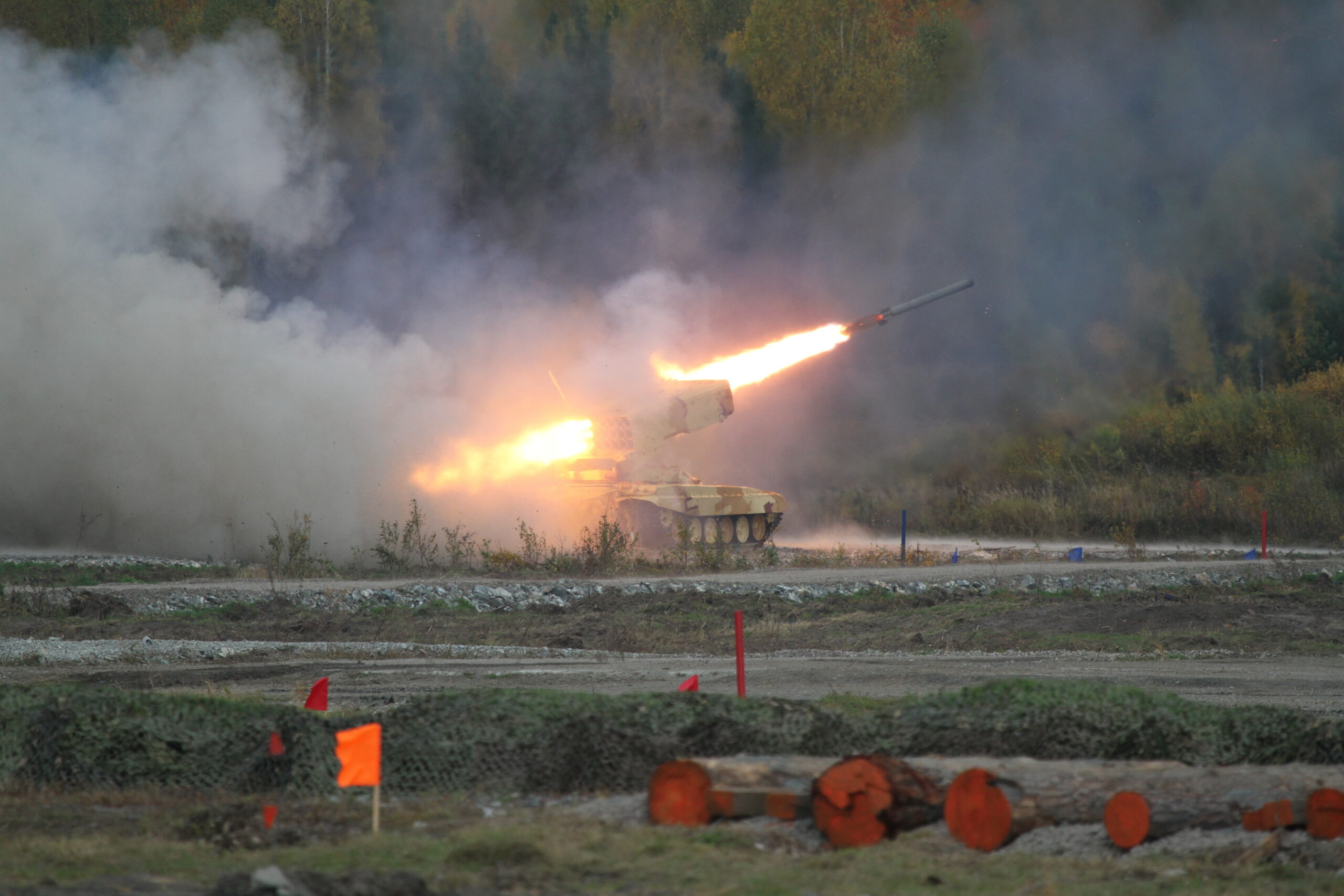 Detailní pohled na otočný odpalovací kontejner pro 24 raket na podvozku tanku T-72