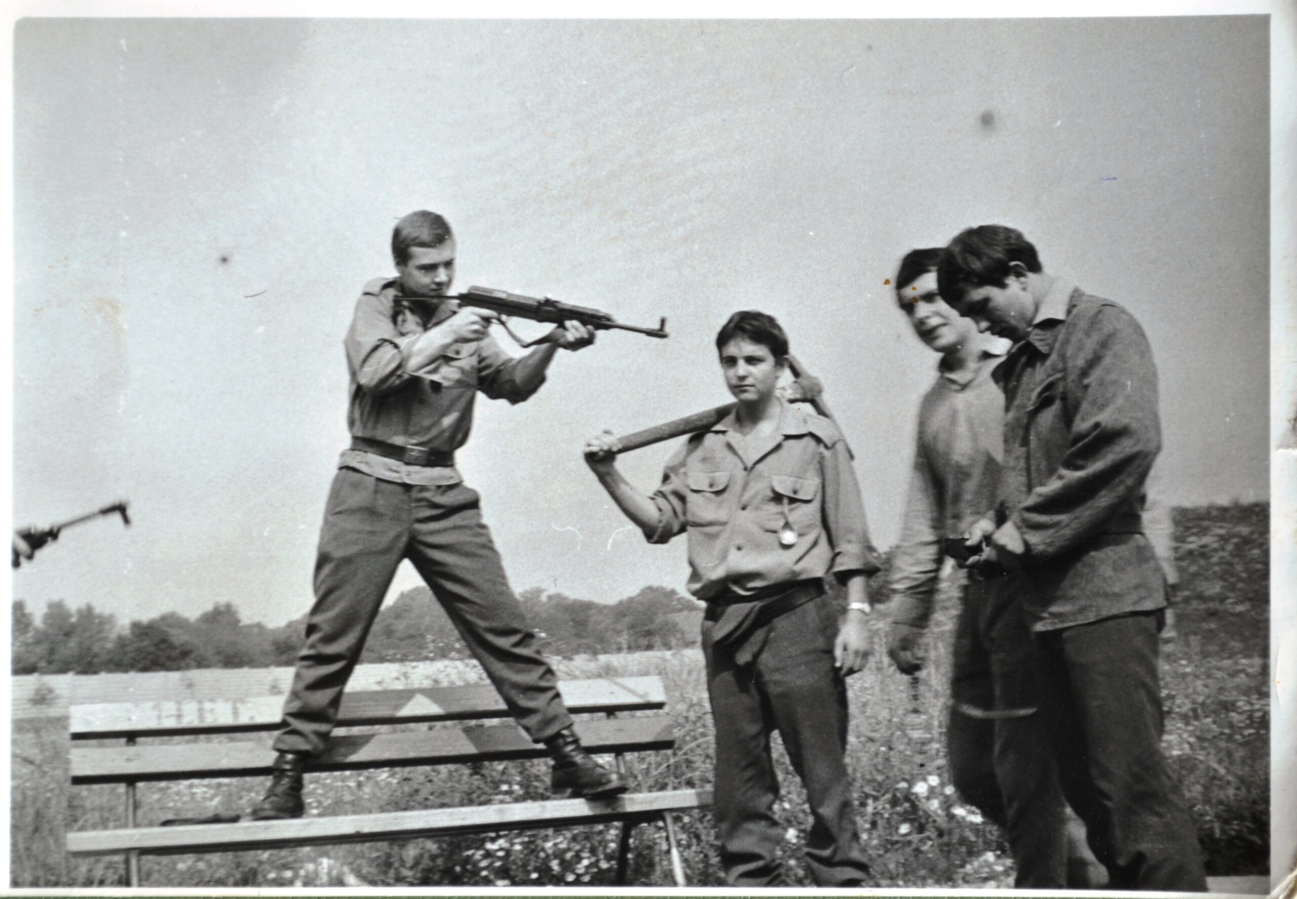 Vojáci v československých maskovacích uniformách se samopaly vzor 58
