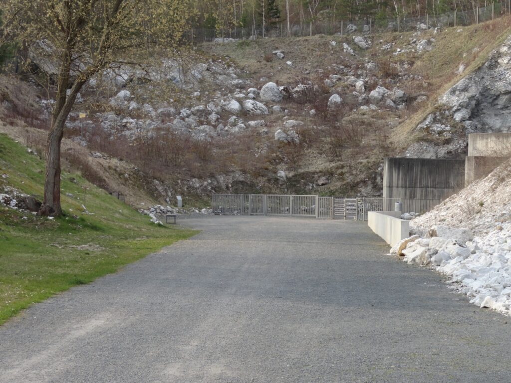 Vstup do podzemního výrobního závodu u Nordhausenu