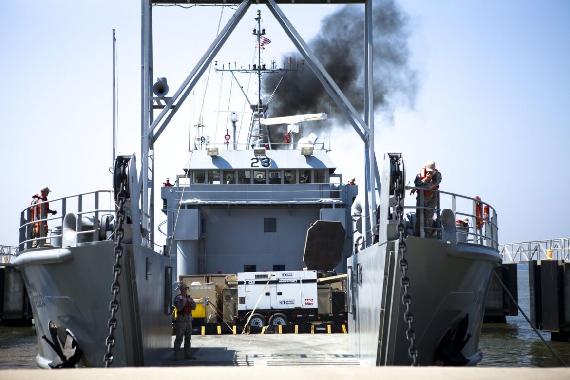 Americký neletální mikrovlnný systém Active Denial System s plochou směrovou anténou při zkouškách na základně Quantico.