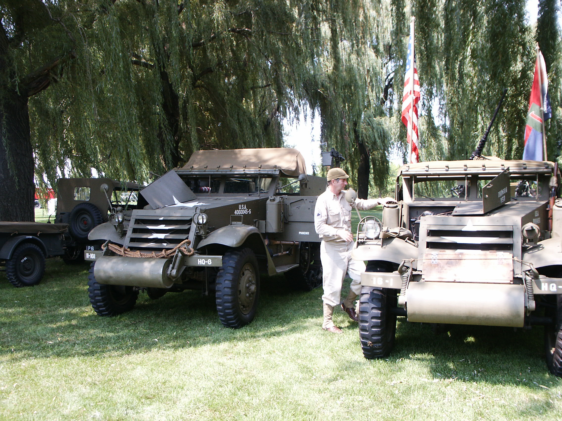 Dvojice amerických polopásových obrněných transportérů M3 Half-track s pancéřovými žaluziemi chladiče