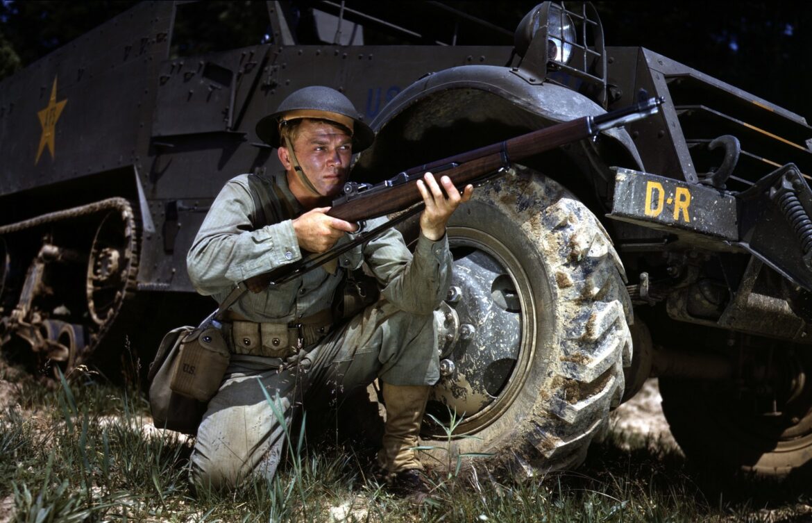 Americký voják s novou puškou M1 Garand během polního výcviku ve Fort Knox.
