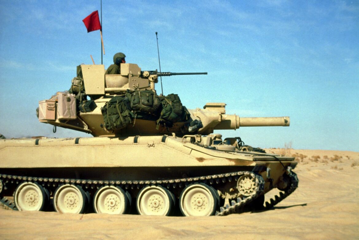 Americký lehký výsadkový tank M551 Sheridan z výzbroje 82. výsadkové divize při přesunu v poušti během operace Pouštní štít.