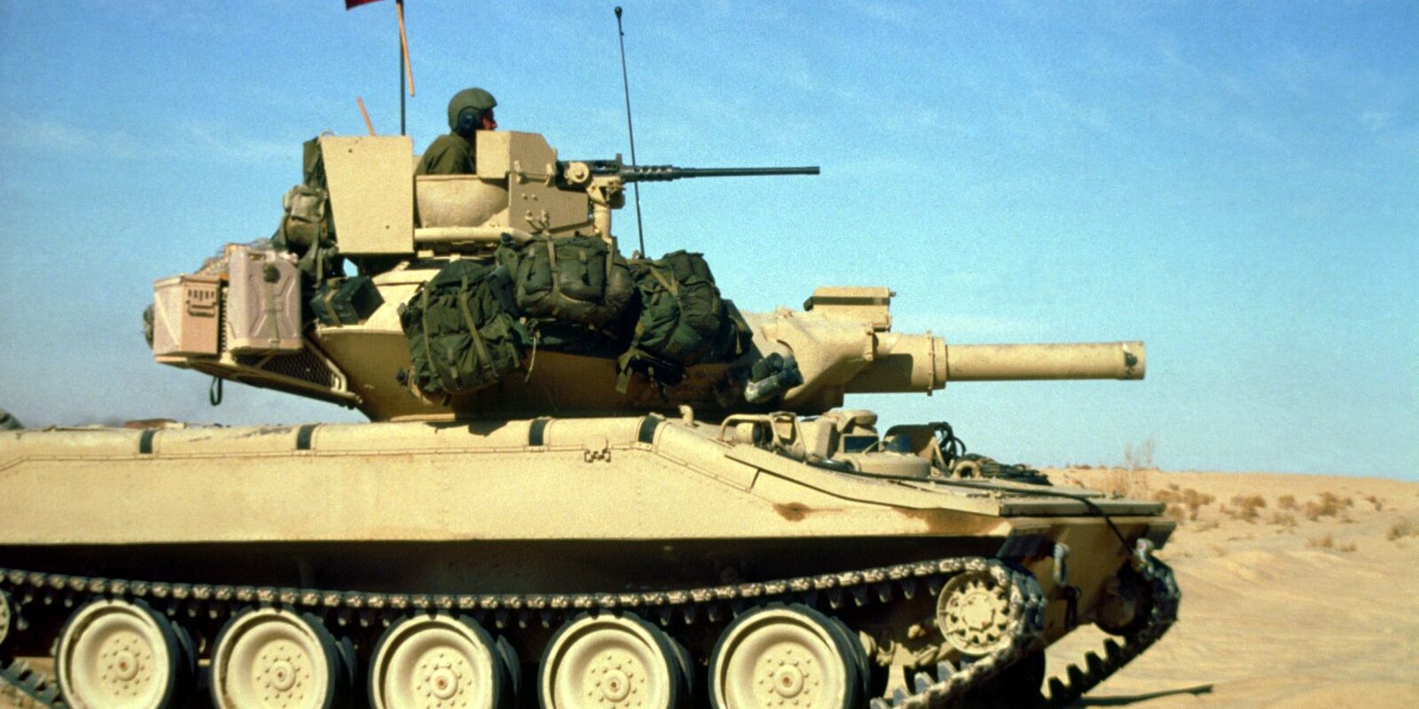 Americký lehký výsadkový tank M551 Sheridan z výzbroje 82. výsadkové divize při přesunu v poušti během operace Pouštní štít.