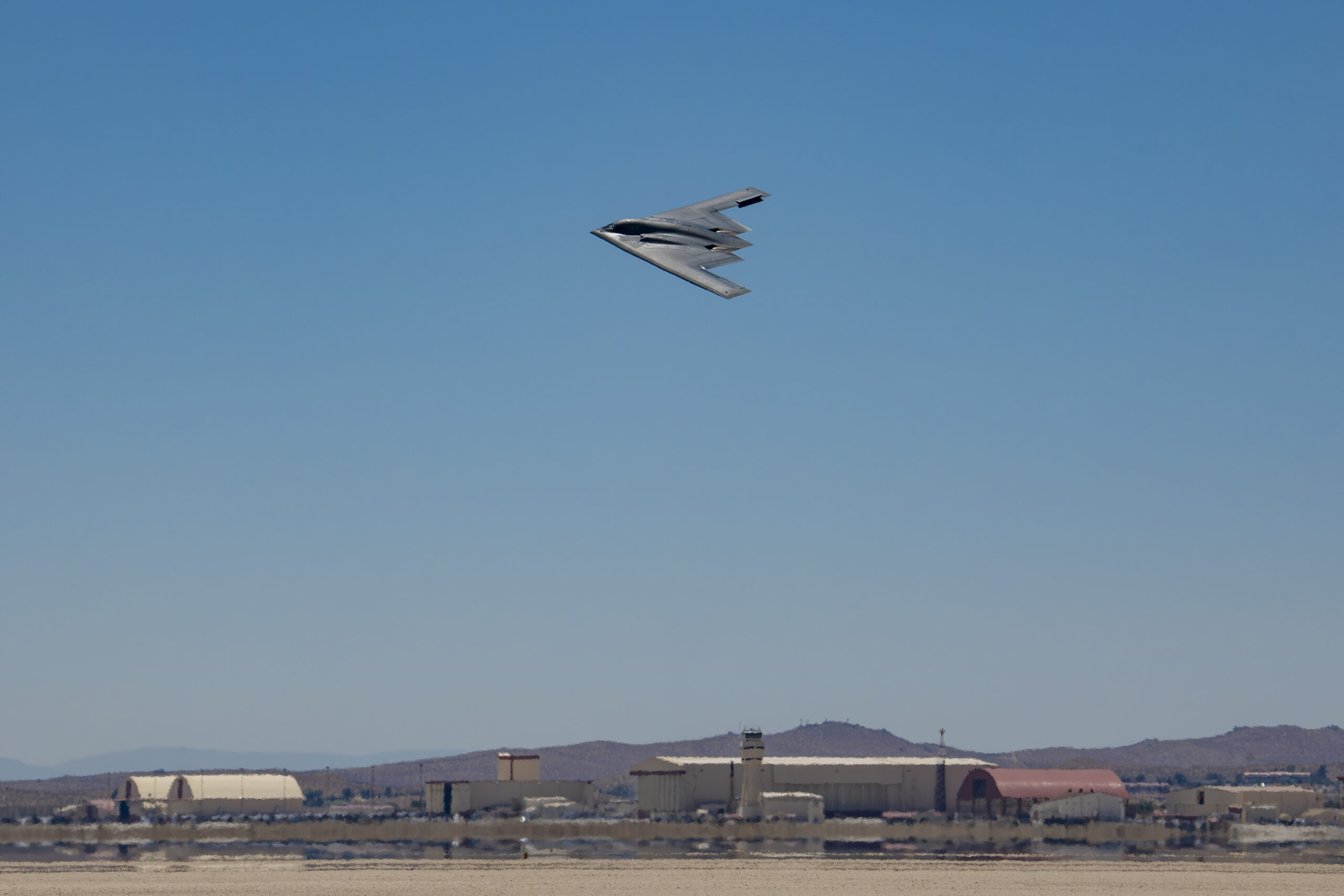 Pohled shora na geometrii křídla stealth bombardéru B-2 Spirit s pilovitou odtokovou hranou během testů