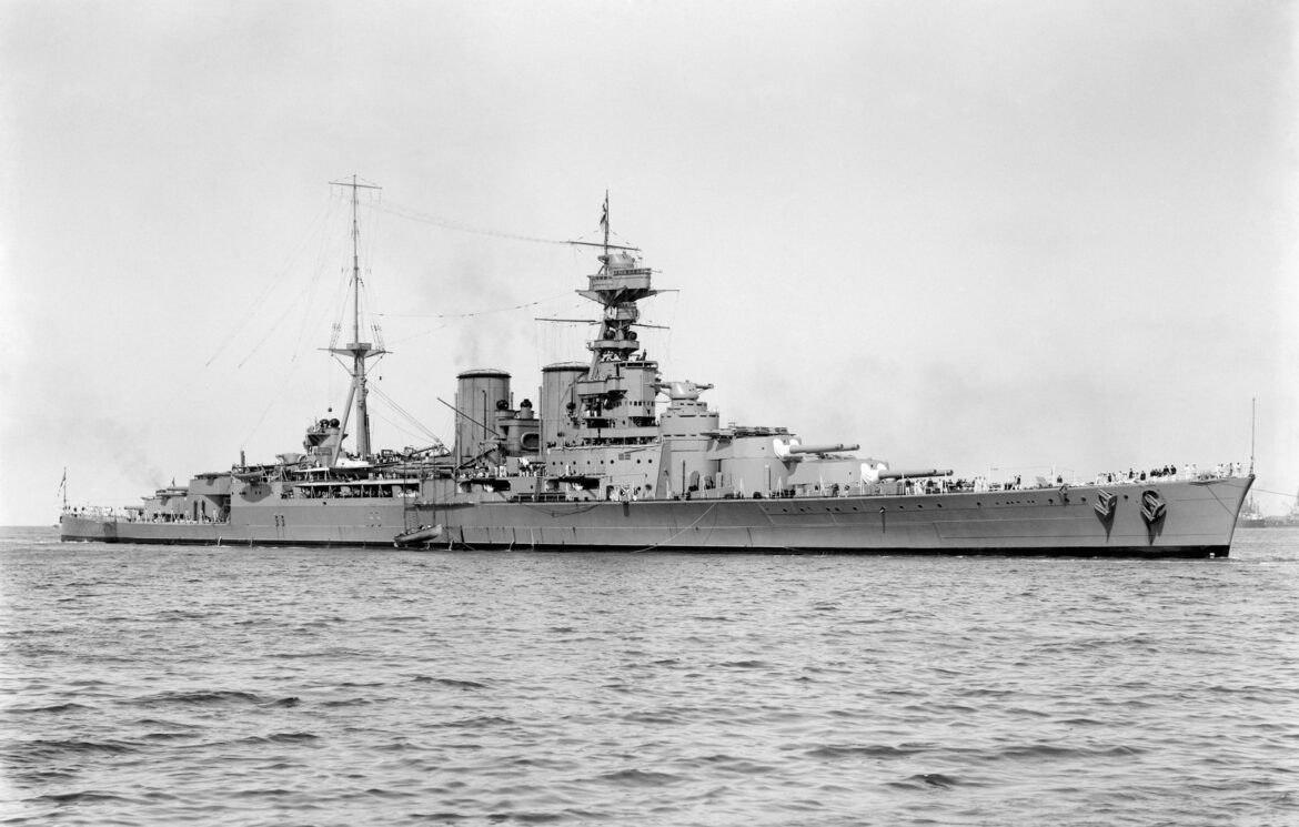 Britský bitevní křižník HMS Hood plující na otevřeném moři v plné rychlosti
