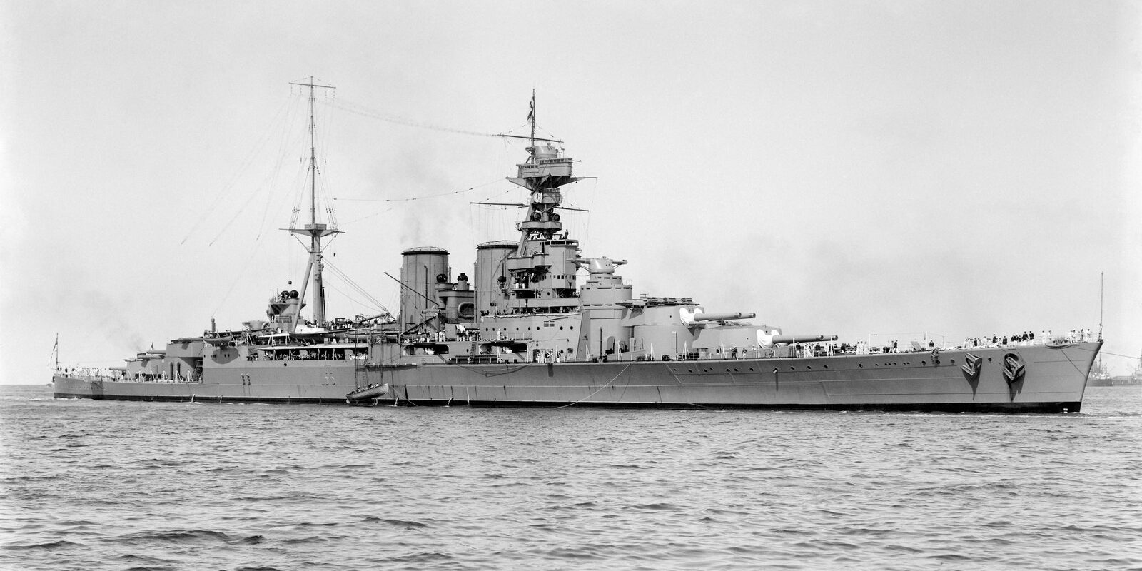 Britský bitevní křižník HMS Hood plující na otevřeném moři v plné rychlosti