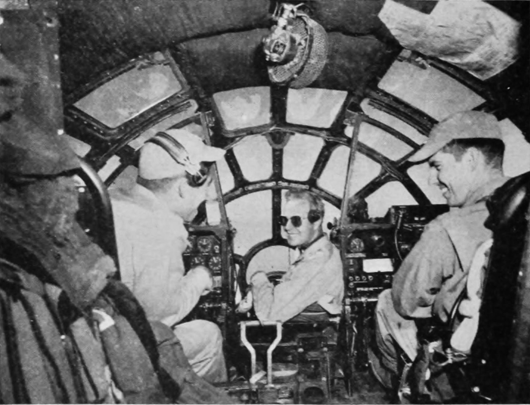 Pilot, druhý pilot a bombometčík v prosklené přetlakové přídi bombardéru Boeing B-29 bez kyslíkových masek