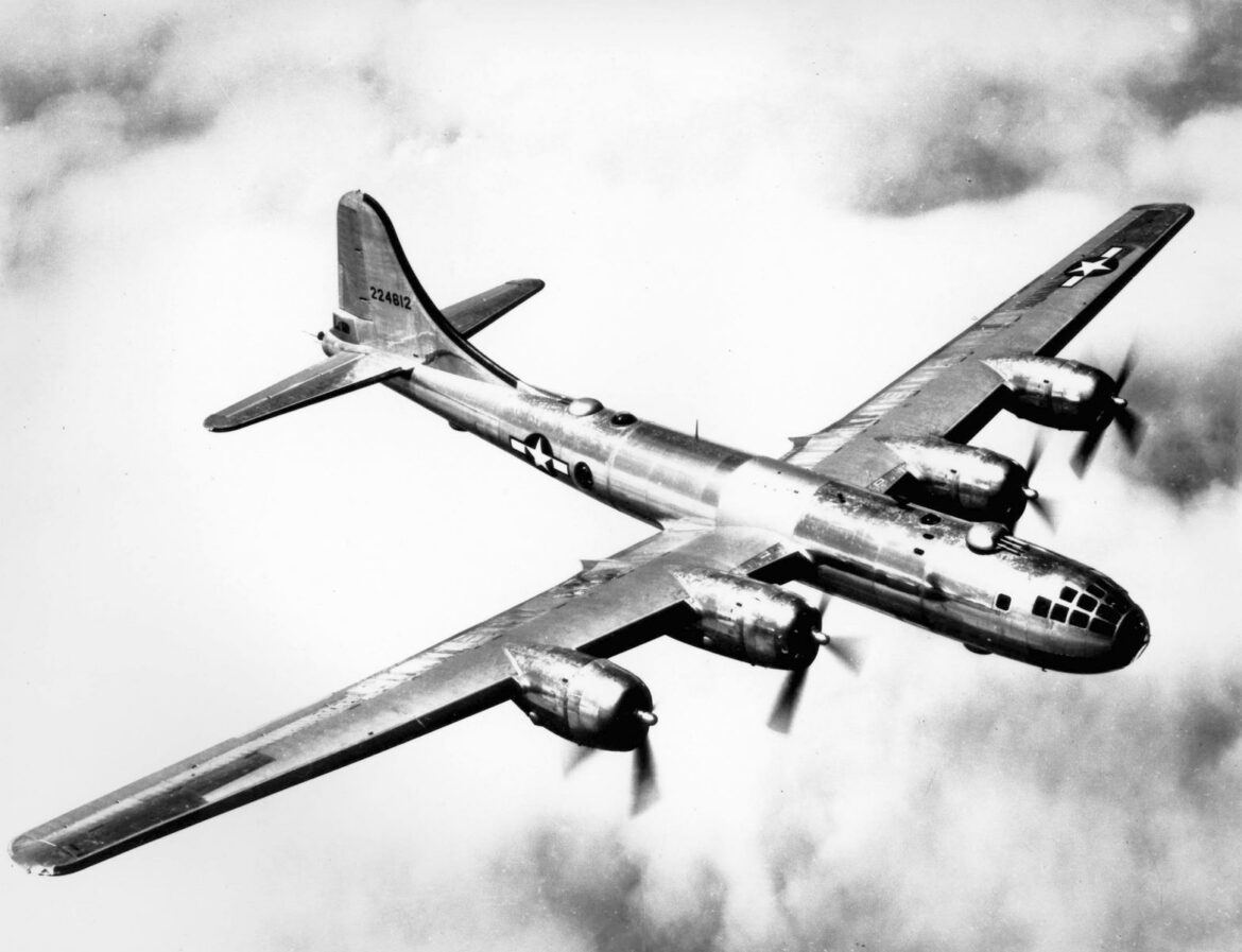 Americký těžký čtyřmotorový dálkový bombardér Boeing B-29 Superfortress letící nad oblaky