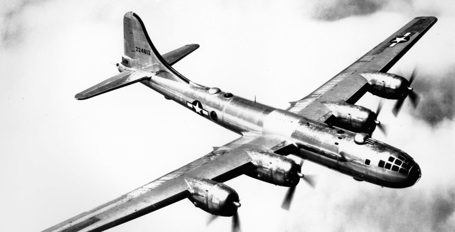Americký těžký čtyřmotorový dálkový bombardér Boeing B-29 Superfortress letící nad oblaky