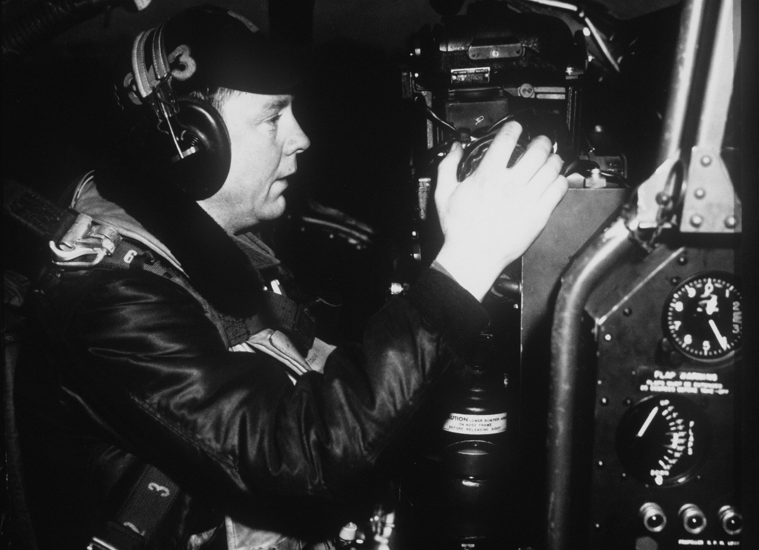 Palubní střelec u periskopického zaměřovače General Electric spojeného s analogovým počítačem na palubě bombardéru B-29
