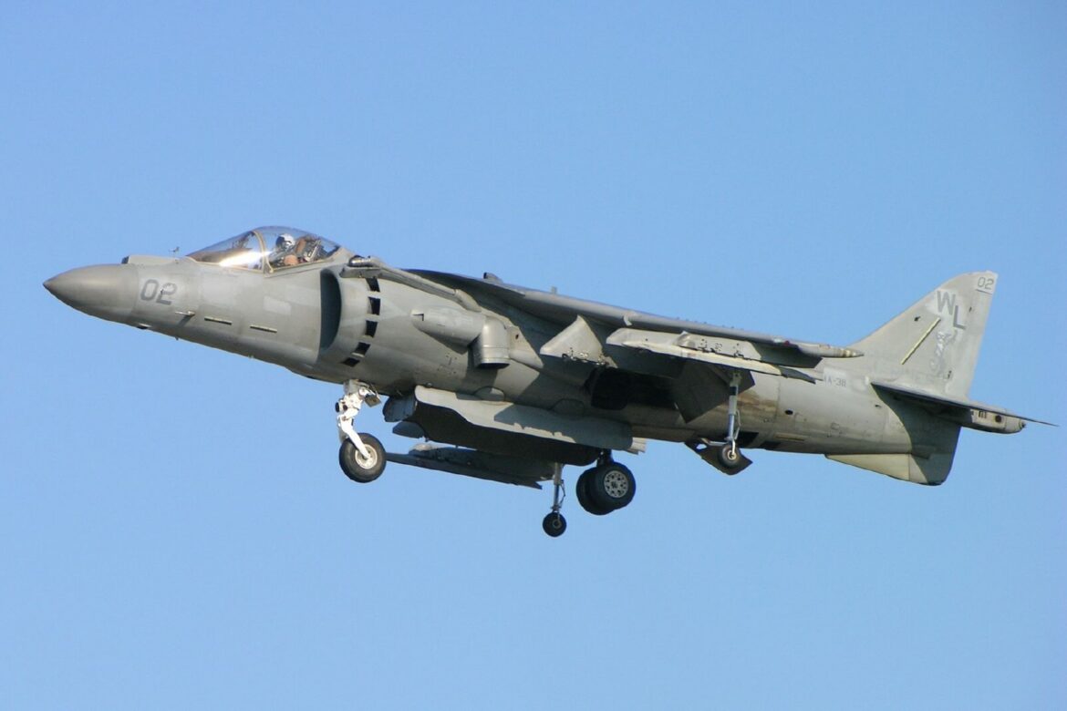 Bojový letoun AV-8B Harrier II ve visu ve vzduchu s otočnými tryskami směřujícími k zemi