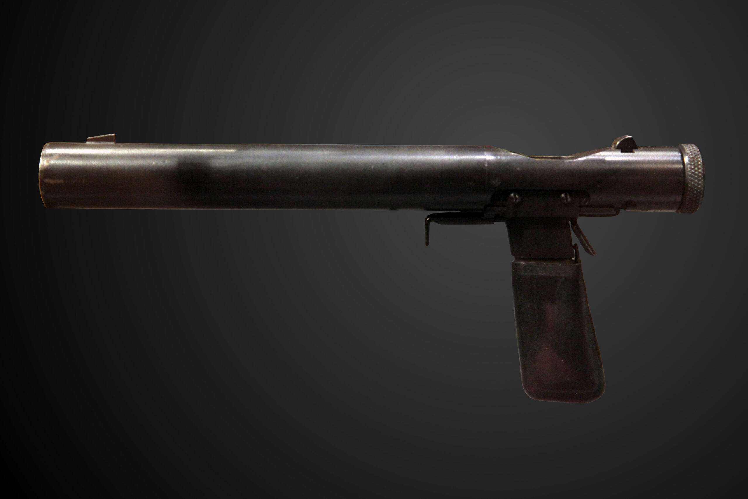 Historická britská pistole Welrod s válcovým tělem a integrovaným tlumičem výstřelu