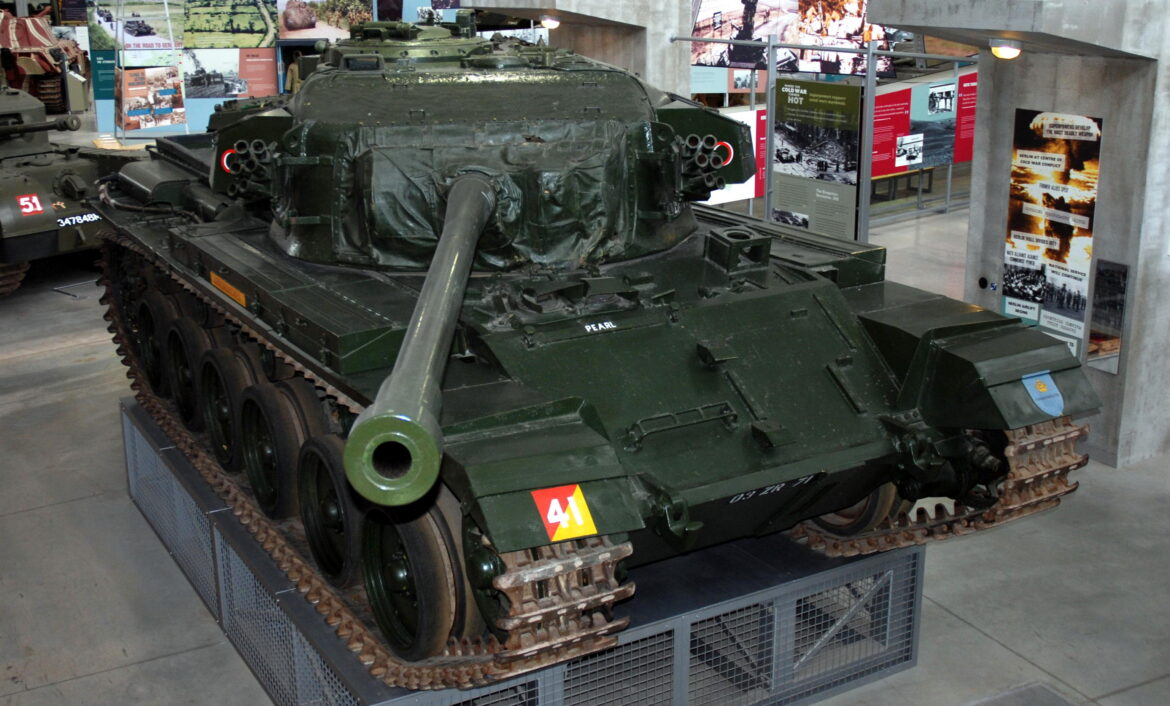 Pohled na ocelový trup a věž britského tanku Centurion v expozici muzea v Bovingtonu