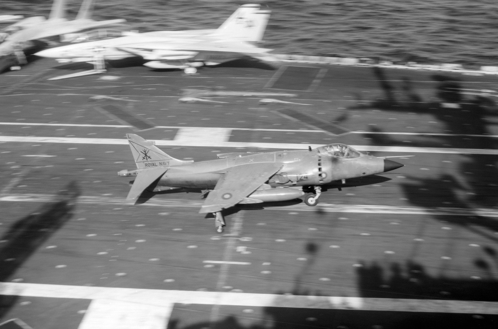 Britský palubní stíhací letoun Sea Harrier FRS.1 za letu nad oceánem