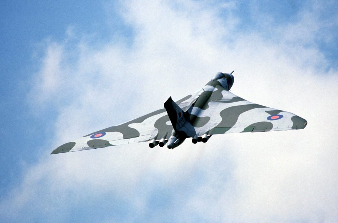 Britský strategický proudový bombardér Avro Vulcan s charakteristickým delta křídlem za letu.