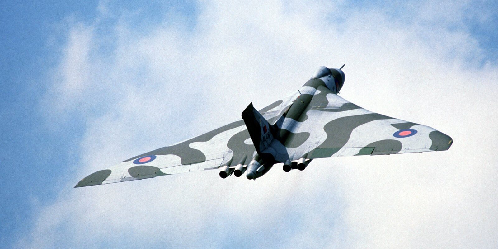 Britský strategický proudový bombardér Avro Vulcan s charakteristickým delta křídlem za letu.