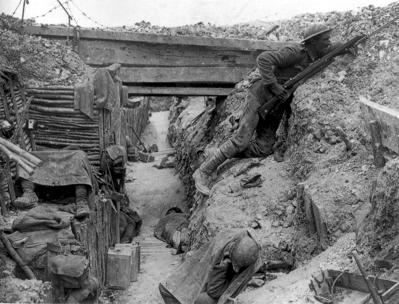 Britští pěšáci s ocelovými přilbami Brodie typu talíř v bahnitém zákopu bitvy na Sommě v roce 1916