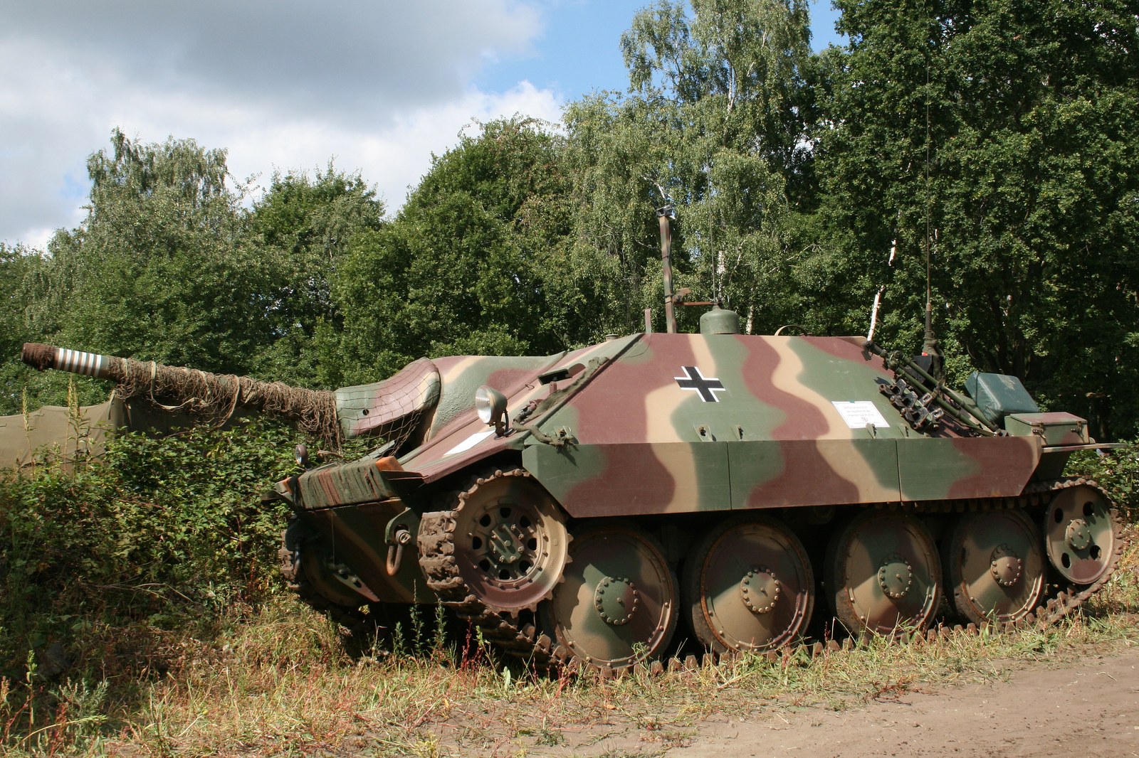 Detail ostře zkoseného čelního pancíře a hlavně protitankového kanonu stíhače Jagdpanzer 38 Hetzer.