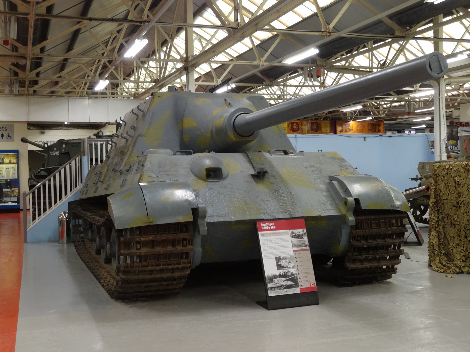 Detail masivního čelního pancíře kasematy a mohutného kanonu stíhače tanků Jagdtiger zepředu.