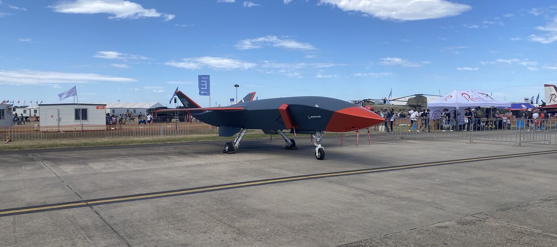 Bezpilotní letoun MQ-28 Ghost Bat vystavený venku na aerosalonu