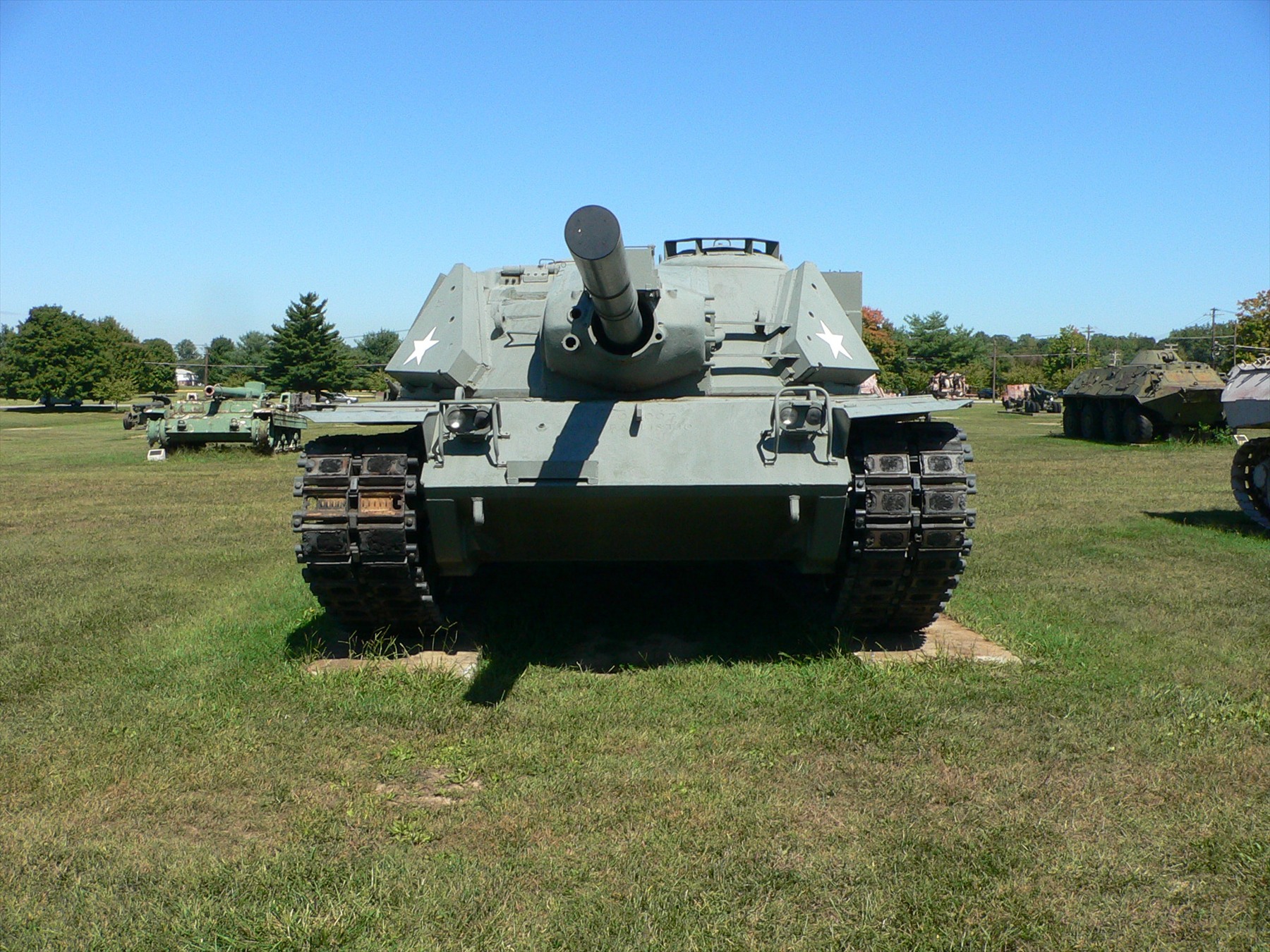 Prototyp tanku MBT-70 zepředu s mohutnou věží a bílými hvězdami na bocích