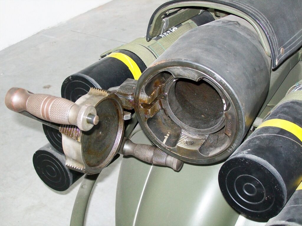 Detailní záběr na závěr 75mm bezzákluzového kanónu M20 a sedlo řidiče na skútru Vespa 150 TAP.