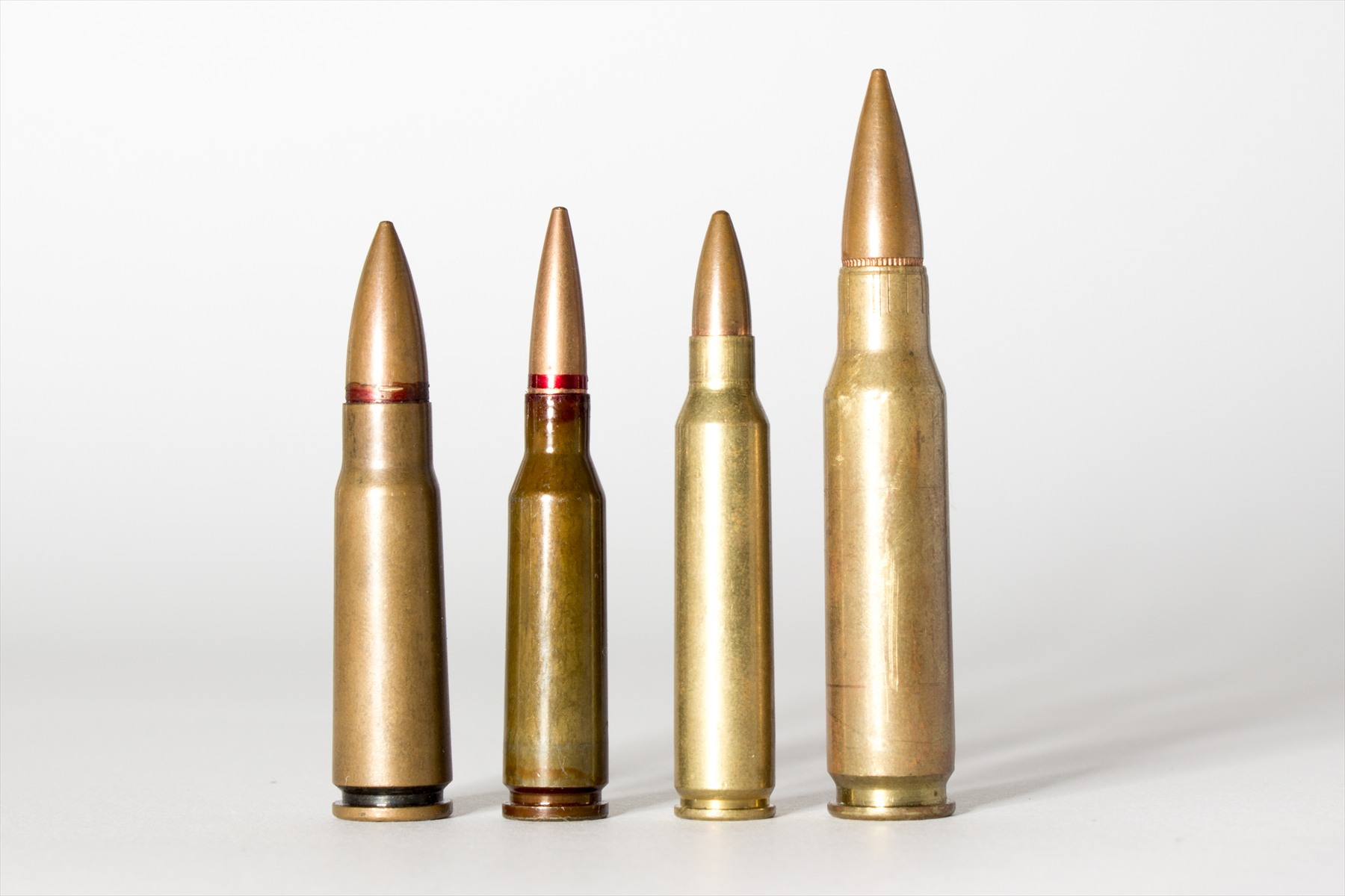 Čtyři puškové a střední náboje vedle sebe: 7,62 × 39 mm, 5,45 × 39 mm, 5,56 × 45 mm NATO a 7,62 × 51 mm NATO.