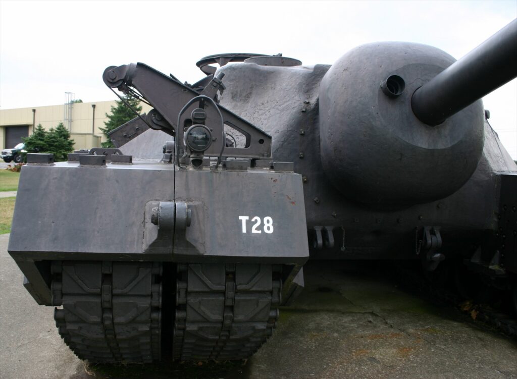 Detail masivní čelní stěny tanku T28 z lité homogenní oceli a uchycení kanónu T5E1 bez otočné věže