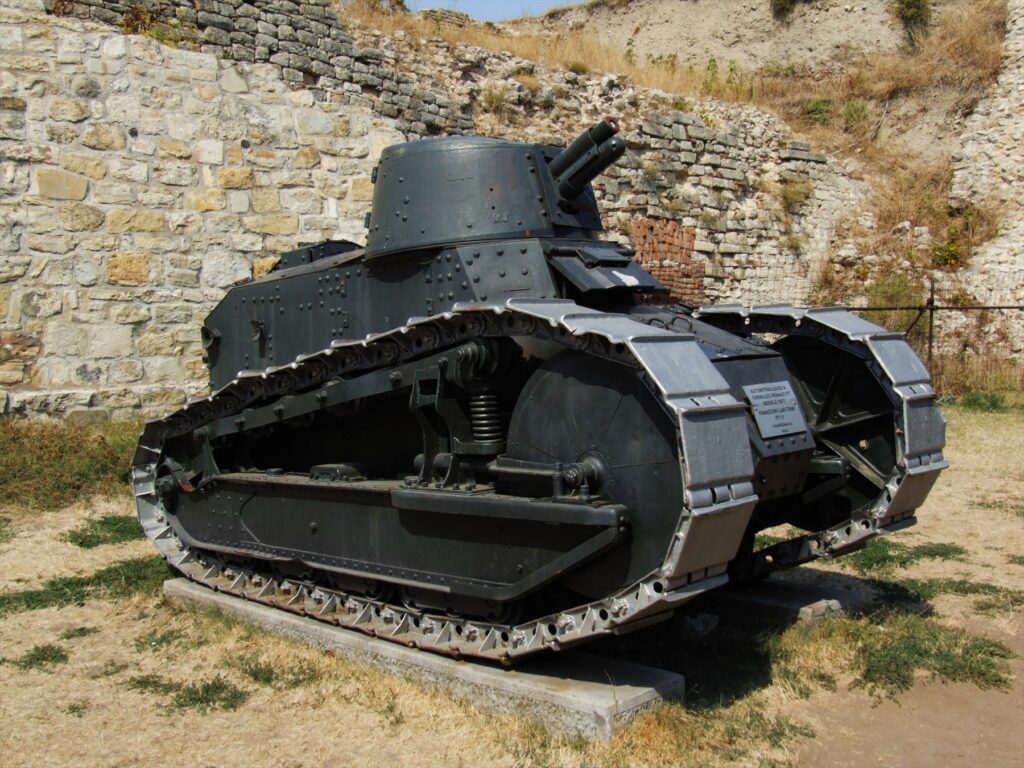 Historický lehký tank Renault FT-17 s nýtovanou věží a typickým ostruhovým ocasem stojící v expozici vojenského muzea.