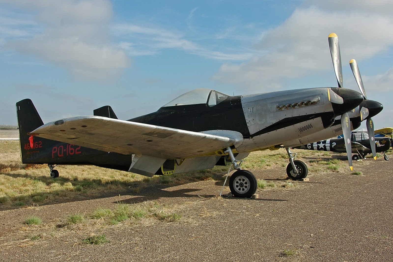 F-82B se dvěma trupy a vrtulemi na ploše letiště Midland.
