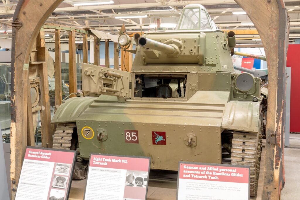 Britský lehký tank Tetrarch s dvoulerním kanónem a pojezdovým ústrojím vystavený v tankovém muzeu v Bovingtonu.