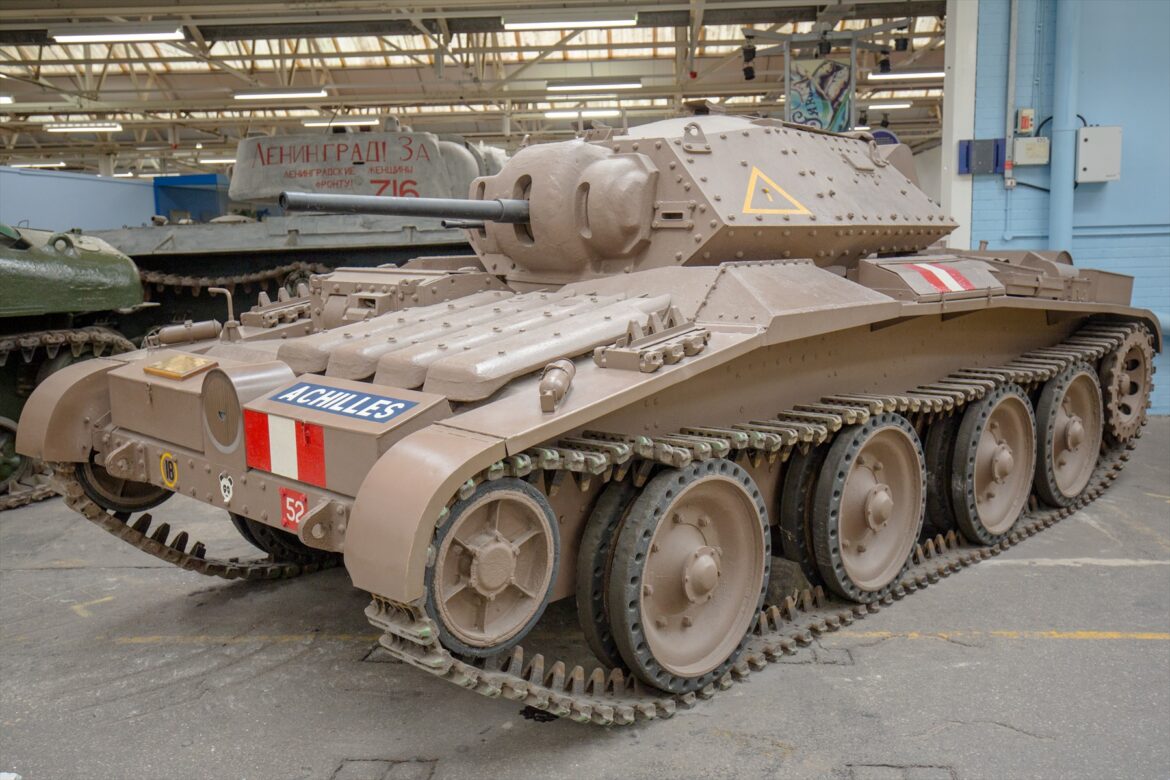 Tank Covenanter s nápisem Achilles v muzejní hale, pohled zepředu zleva.