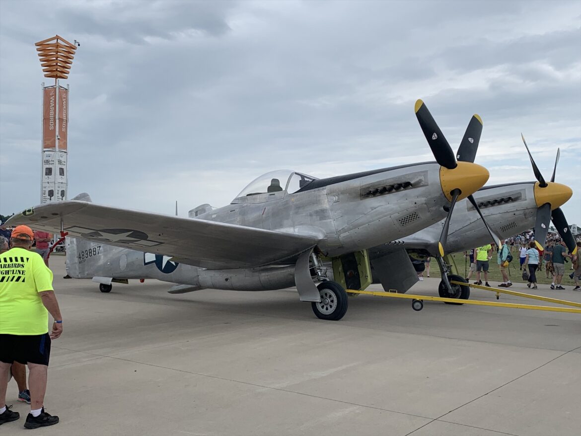 Stříbrný XP-82 se dvěma příděmi a kabinami na přehlídce v Oshkoshi.