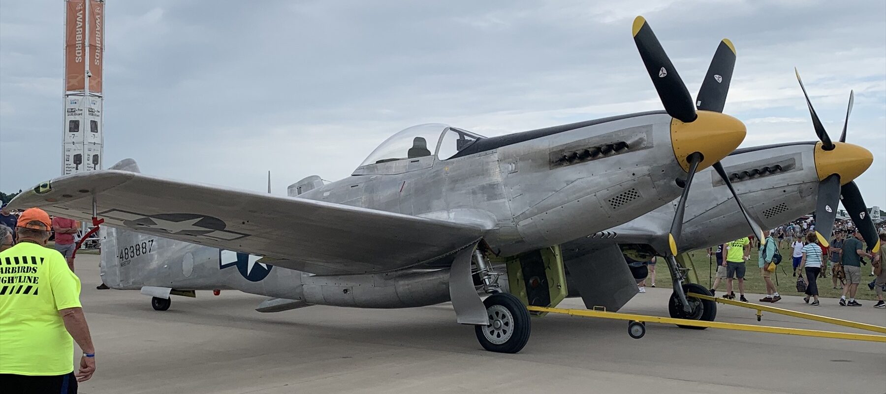 Stříbrný XP-82 se dvěma příděmi a kabinami na přehlídce v Oshkoshi.