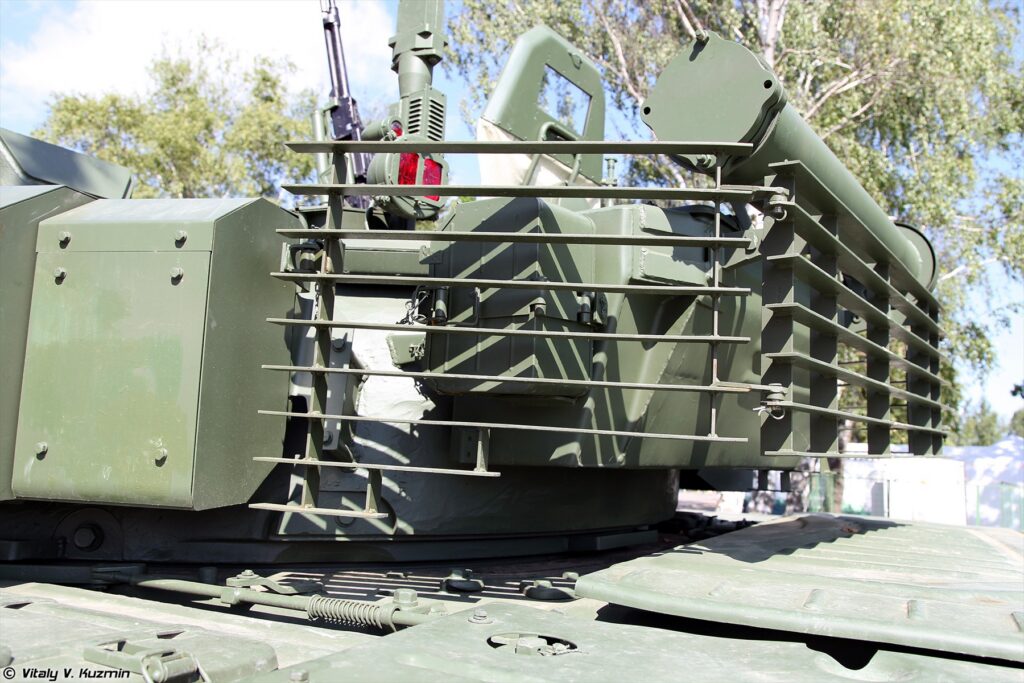 Detail věže T-72B3 s mřížovou ochranou a vnějším vybavením.