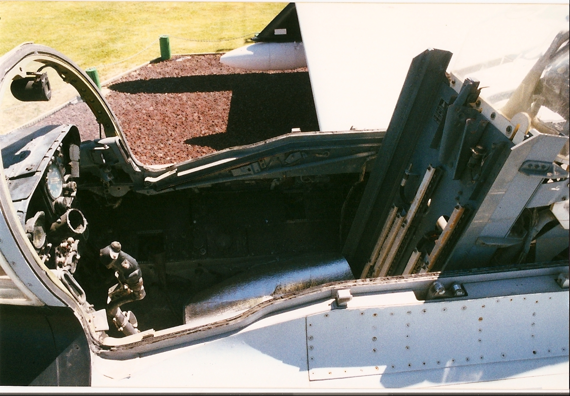 Pohled do otevÅ™enÃ©ho pilotnÃ­ho prostoru muzejnÃ­ho F-89 bez vystÅ™elovacÃ­ sedaÄky.