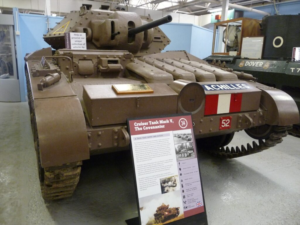 Tank Covenanter Achilles v muzeu, pohled zepředu s informační tabulí před korbou.