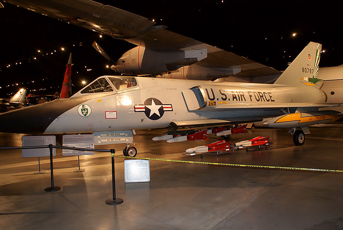 Convair F-106A v muzeu při pohledu zepředu zleva s černou přídí a uzavřenou kabinou