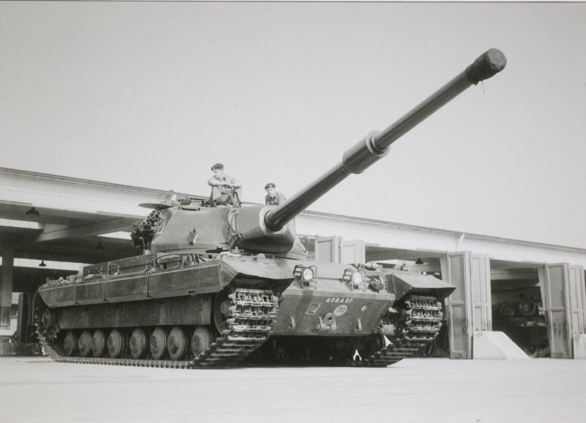 Britský těžký tank Conqueror Britské rýnské armády během manévrů na polní cestě v Západním Německu