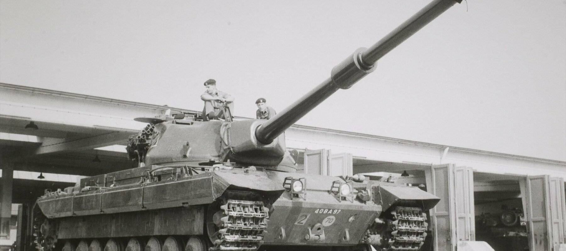 Britský těžký tank Conqueror Britské rýnské armády během manévrů na polní cestě v Západním Německu