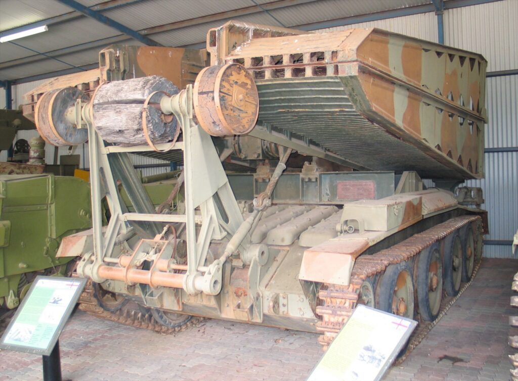 Mostní tank Covenanter se složeným mostem v australském muzeu.