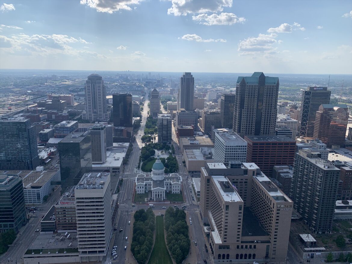 Pohled z Gateway Arch na zástavbu a ulice centra St. Louis