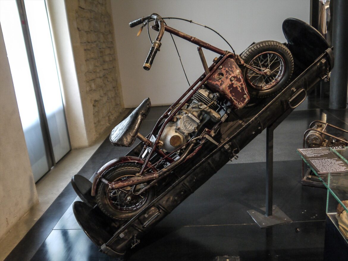 Skládací motorka Welbike uložená v otevřeném protáhlém shozovém kontejneru