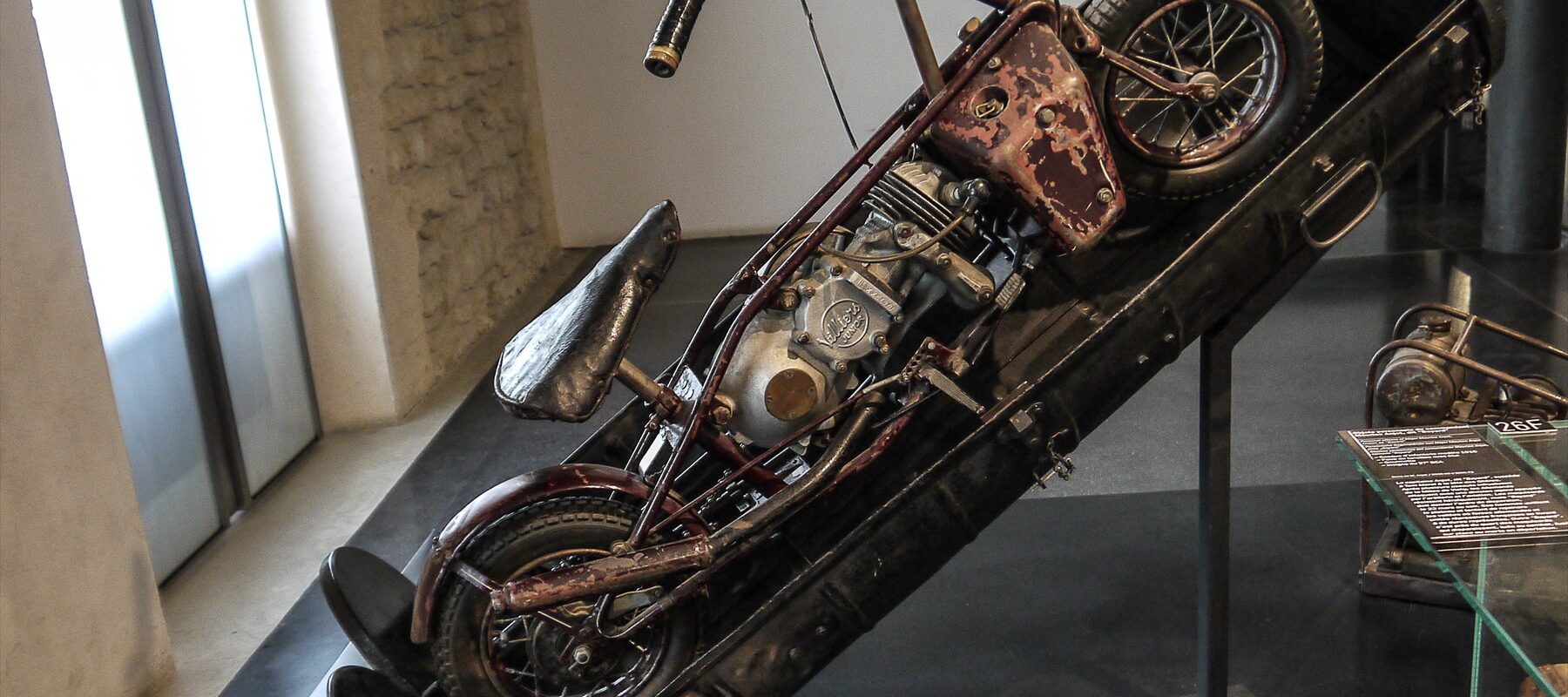 Skládací motorka Welbike uložená v otevřeném protáhlém shozovém kontejneru