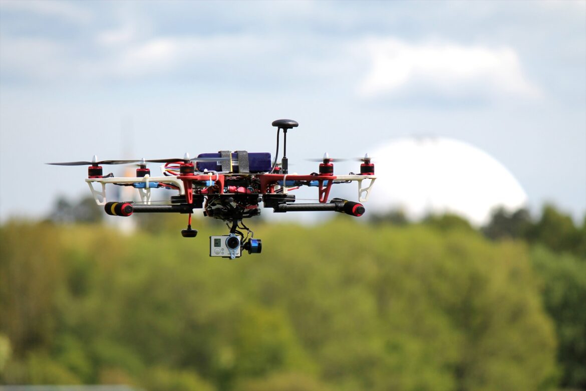 Červenočerná civilní hexakoptéra DJI Flamewheel F550 za letu