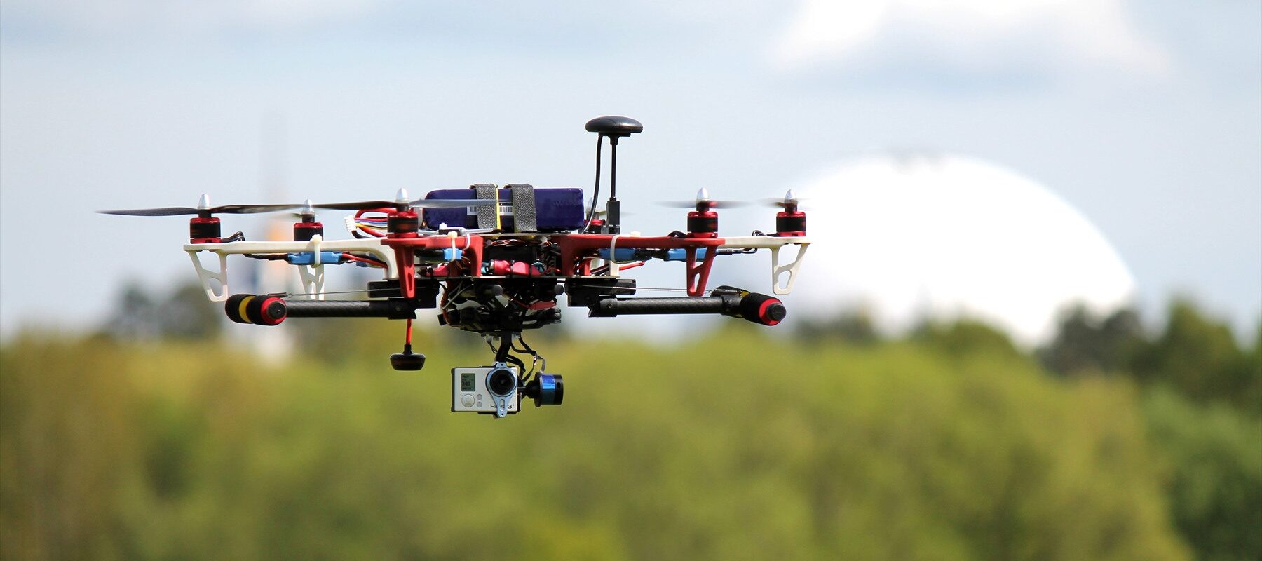 Červenočerná civilní hexakoptéra DJI Flamewheel F550 za letu