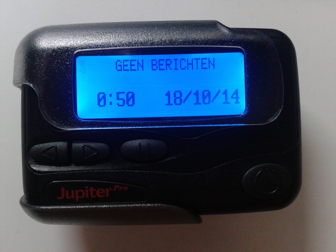 Detailní pohled na alfanumerický pager řady Apollo s monochromatickým displejem a ovládacími tlačítky.
